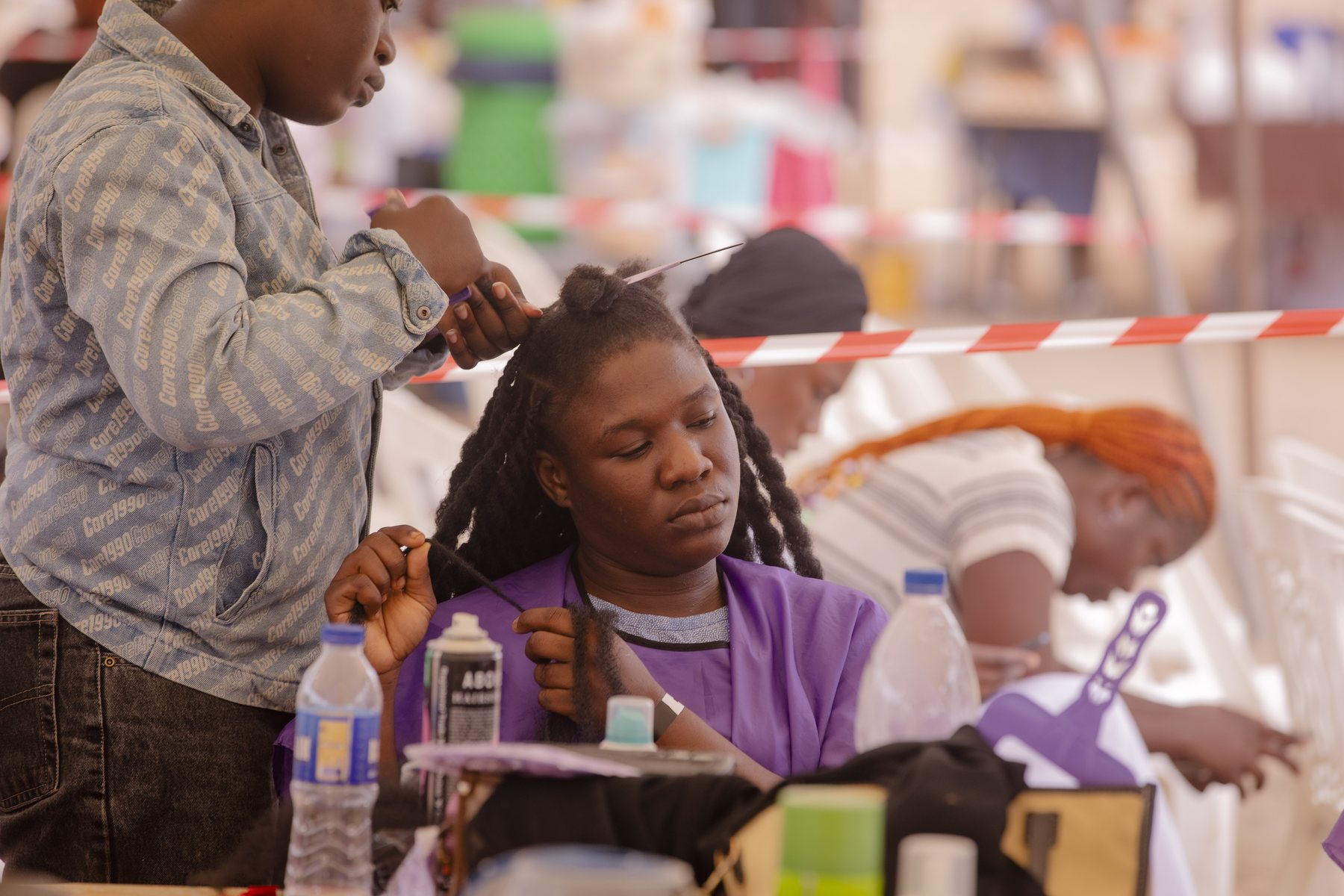 Tresseuse concentrée pendant la coiffure